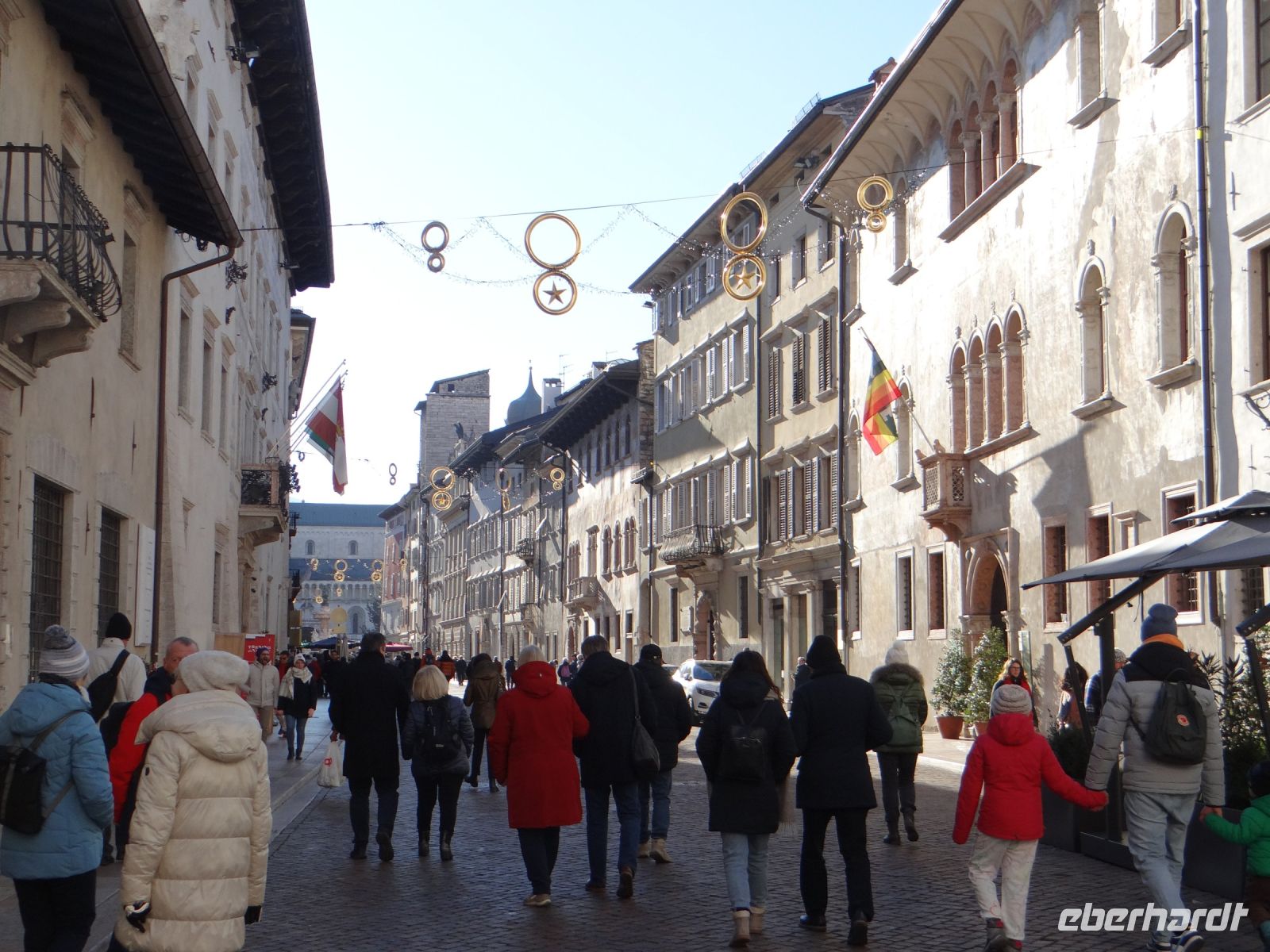 Trient, die breite Straße, die zum Dom führt, ist mit schönen Palästen gesäumt.
