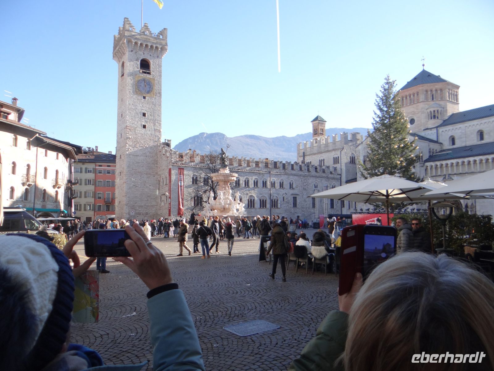 Trient, der sonnendurchflutete Domplatz mit dem Neptunbrunnen