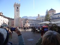 Trient, der sonnendurchflutete Domplatz mit dem Neptunbrunnen