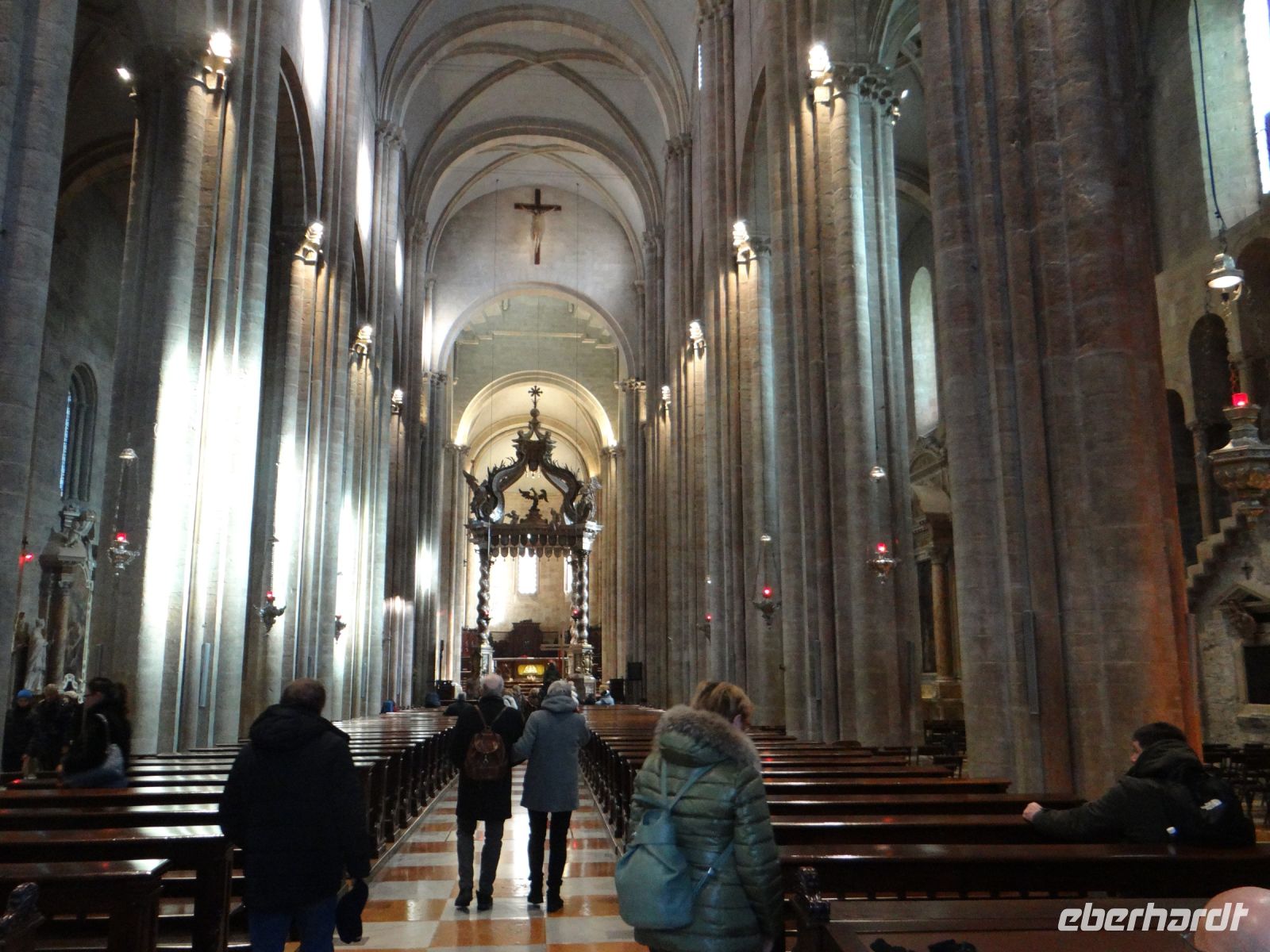 Trient, das hohe romanische Mittelschiff der Kathedrale mit Barockaltar
