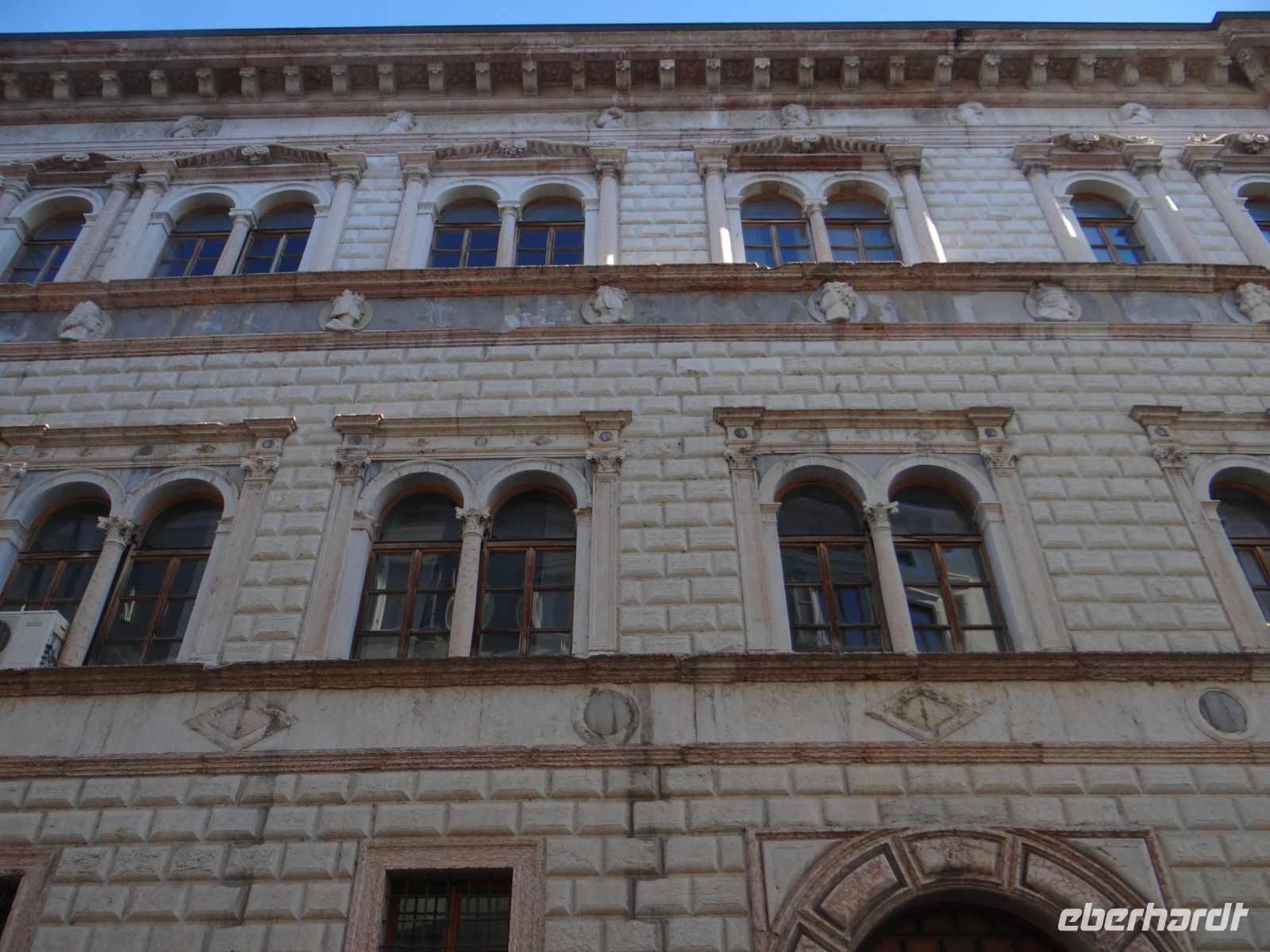 Trient, die eindrucksvollen Fassaden lenken den Blick immer wieder in die Höhe. 
