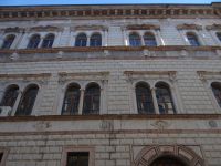 Trient, die eindrucksvollen Fassaden lenken den Blick immer wieder in die Höhe. 