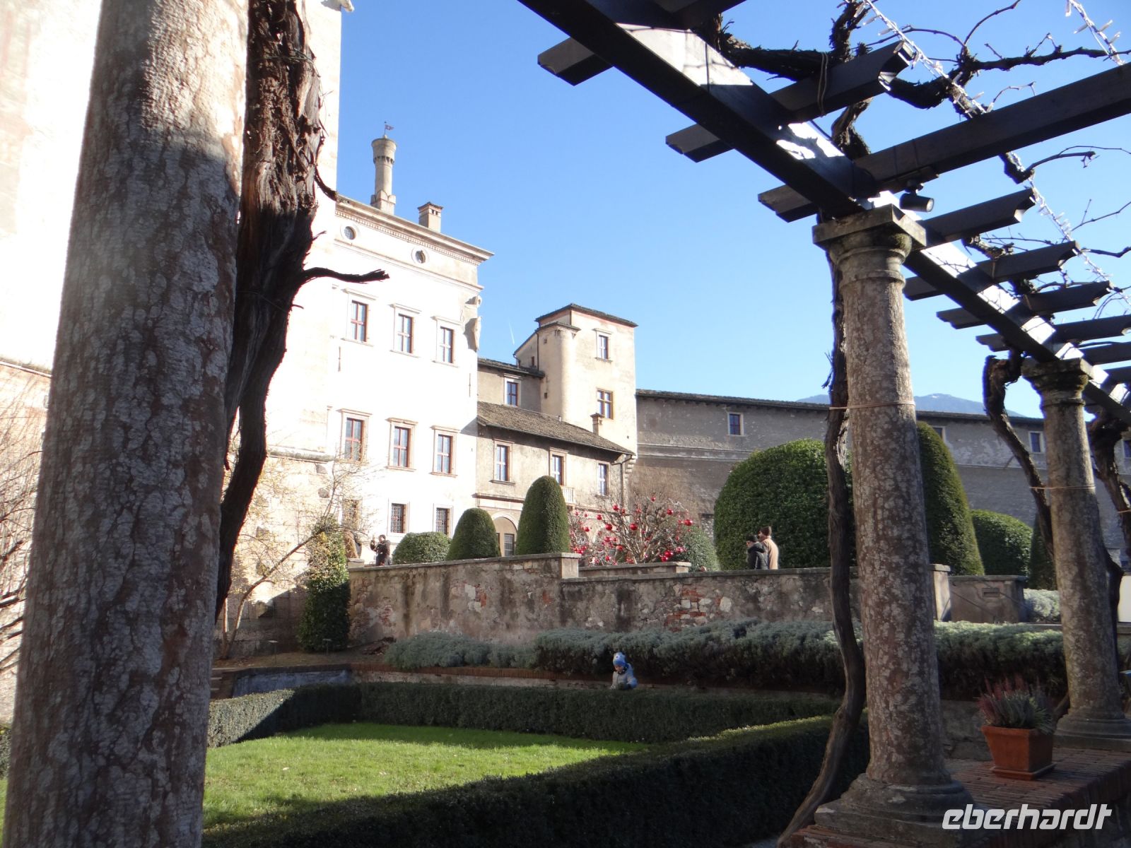 Trient, das Castello del Buonconsiglio hat einen hübsch angelegten Garten.