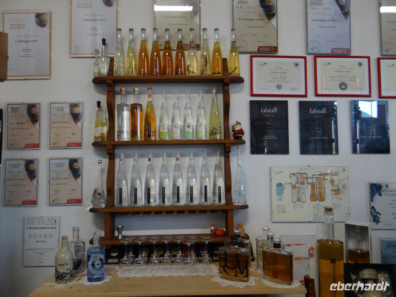 Faver, Destille Pilzer, die Produktpalette und eine Wand voller Auszeichnungen