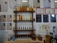 Faver, Destille Pilzer, die Produktpalette und eine Wand voller Auszeichnungen