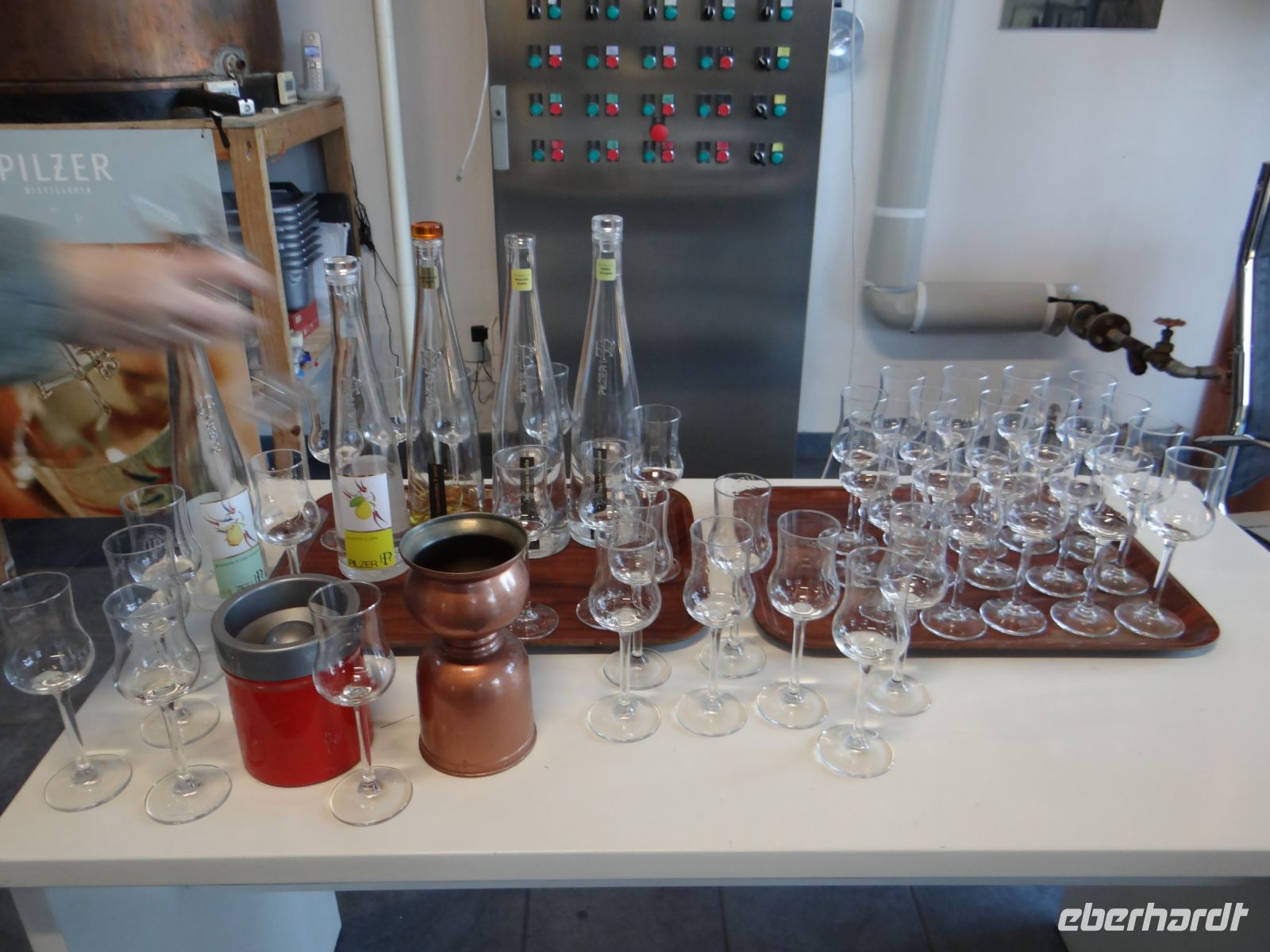 Faver, Destille Pilzer, acht Kostproben wurden angeboten.