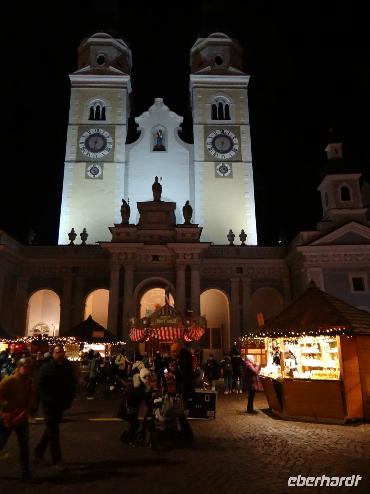 Brixen, Domplatz mit Weihnachtsmarkt - ein perfektes Wohlfühlarrangement