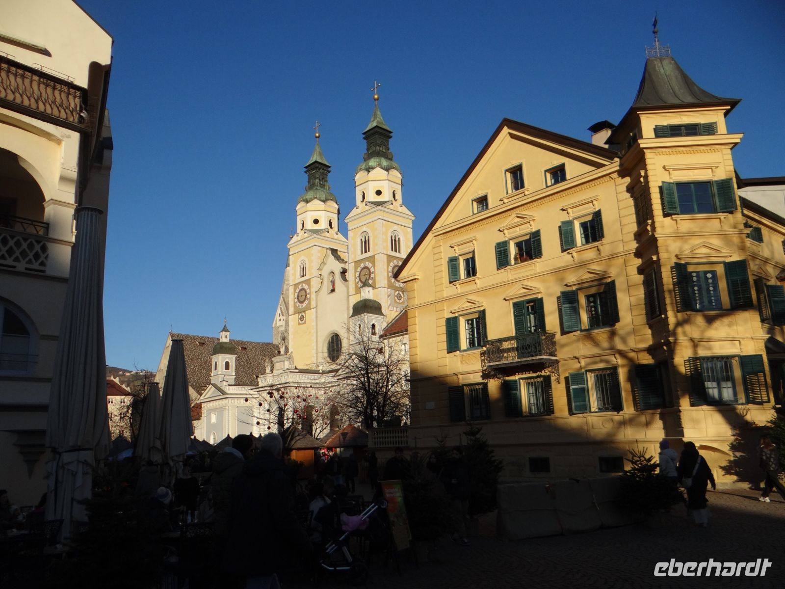 Brixen, der Dom und davor der Domplatz mit Weihnachtsmarkt
