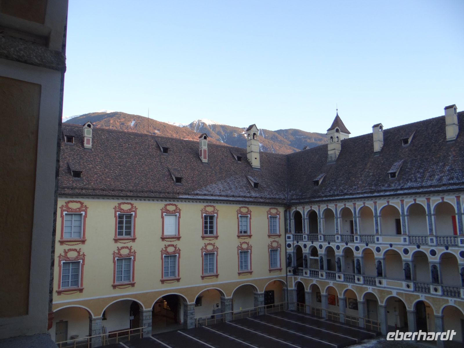Brixen, über der Hofburg glühen die Gipfel im Abendlicht. 