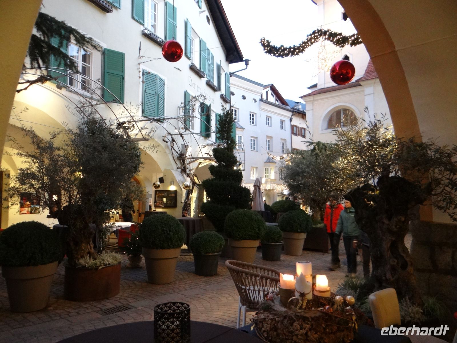 Brixen, unter den Laubengängen lässt es sich gemütlich sitzen.