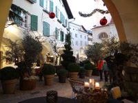 Brixen, unter den Laubengängen lässt es sich gemütlich sitzen.