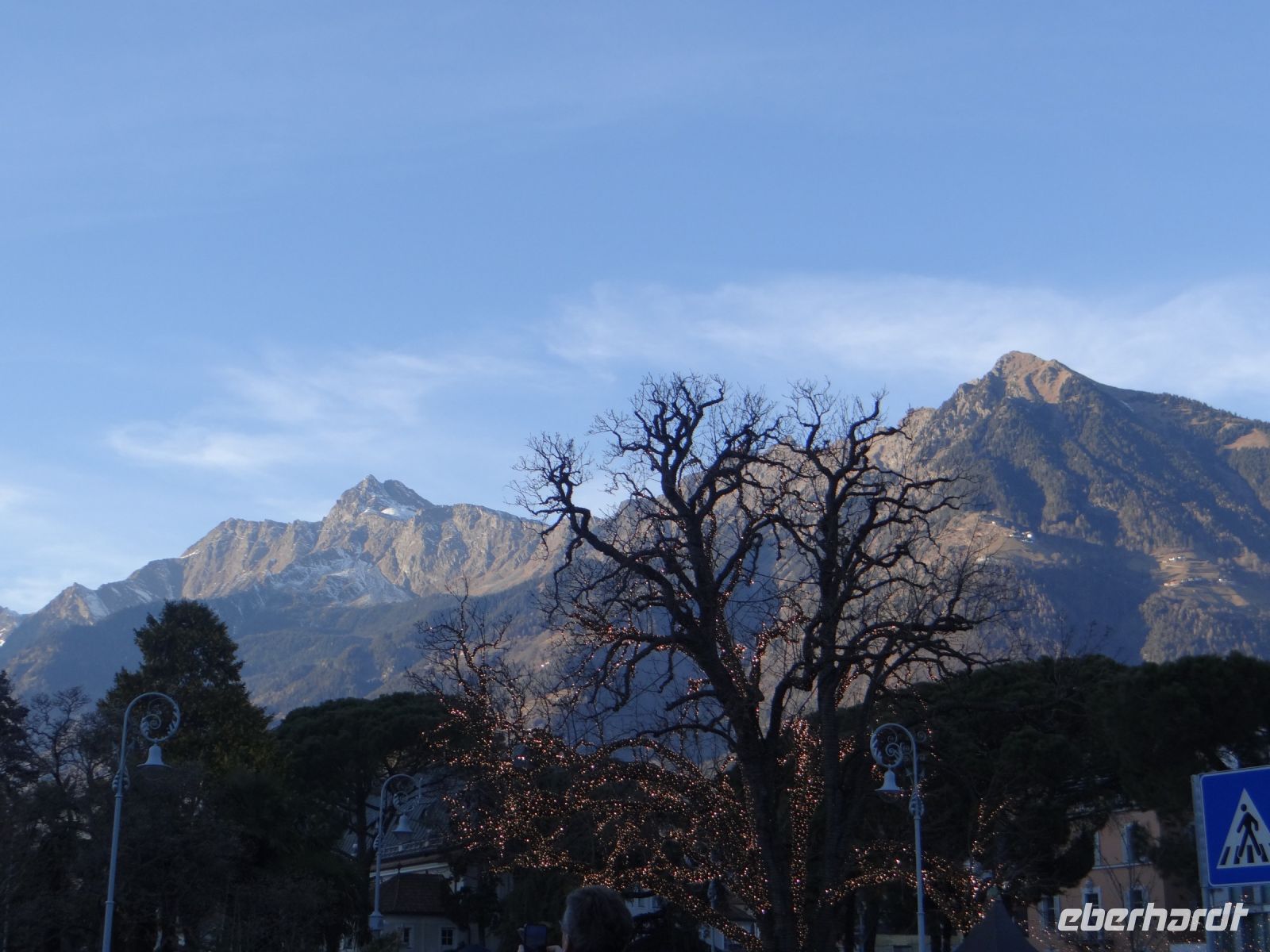 Meran, die Berge halten die kalte Luft ab, die warme Luft halten sie dagegen.