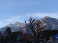 Meran, die Berge halten die kalte Luft ab, die warme Luft halten sie dagegen.