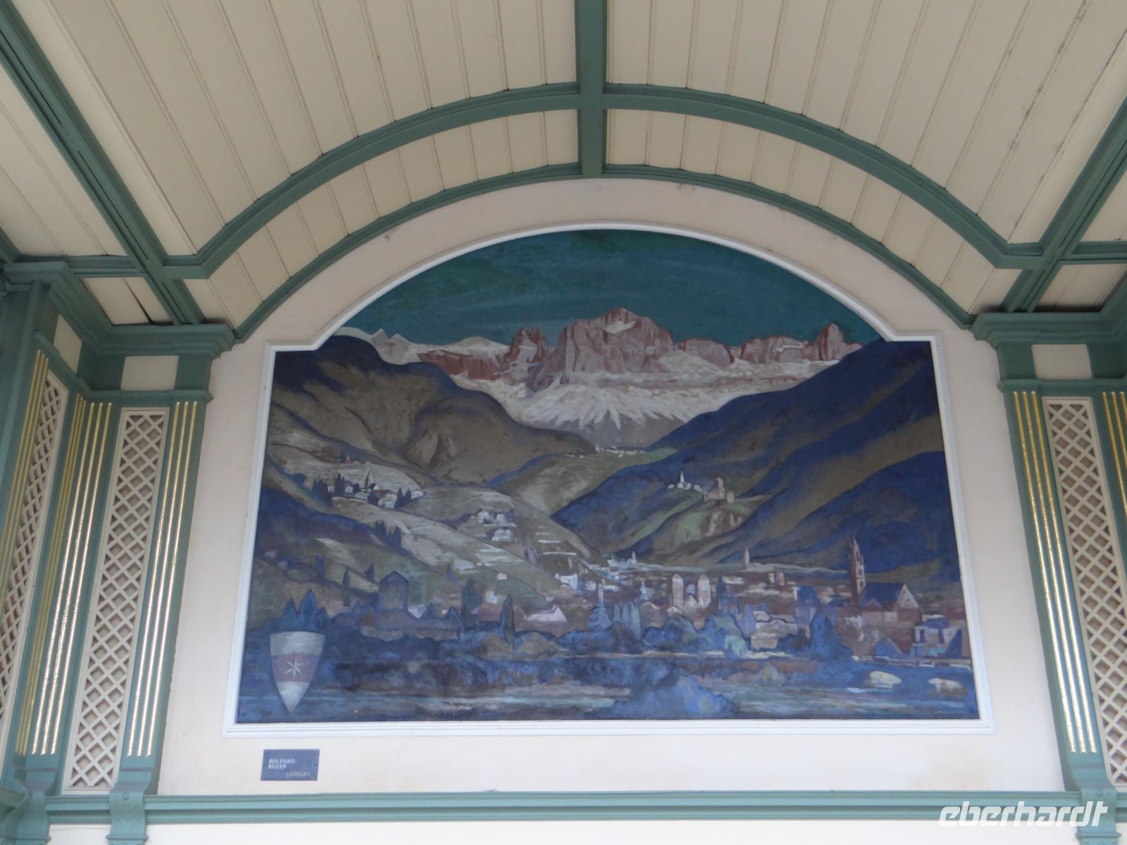 Meran, die Wandelhalle schmücken mehrere Bilder mit Ansichten Südtirols.