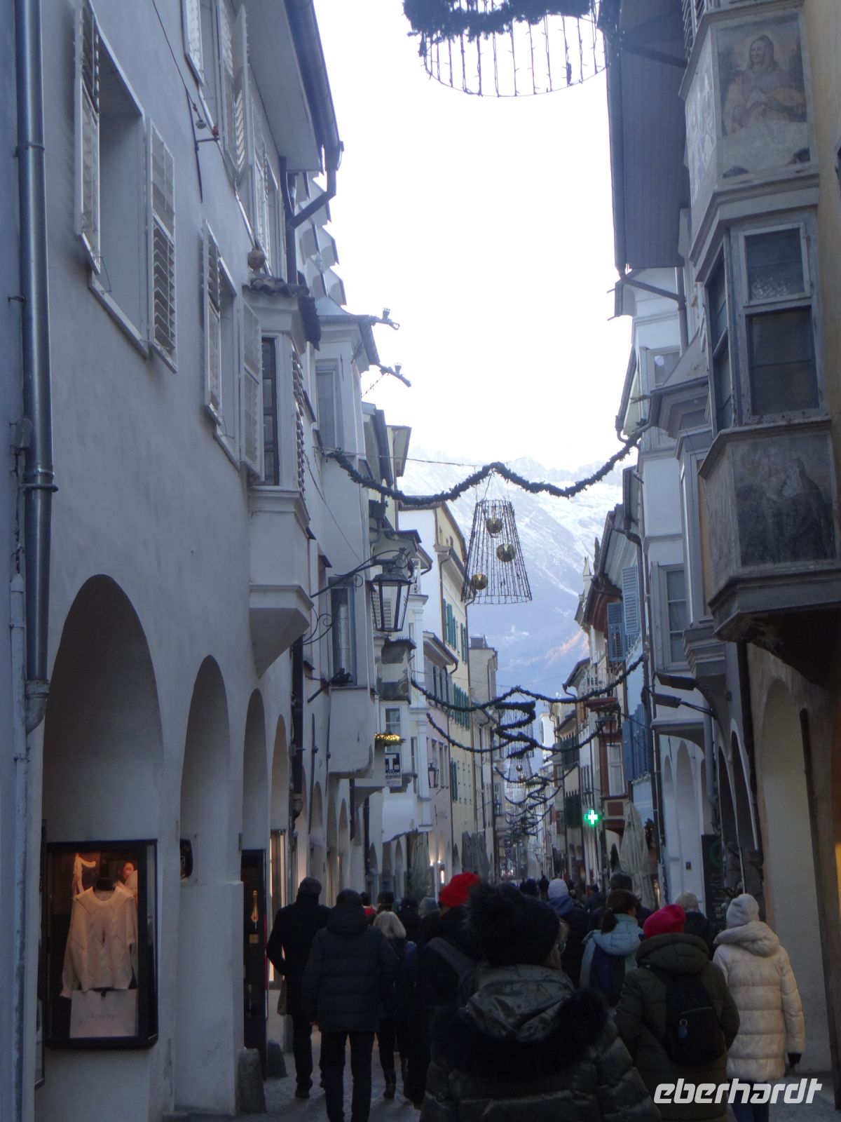 Meran, die Laubengasse ist die 400 Meter lange Shopping Mall der Stadt. 