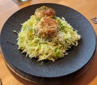 Einkehr in der Rinderplatz-Hütte Käseknödel auf Krautsalat