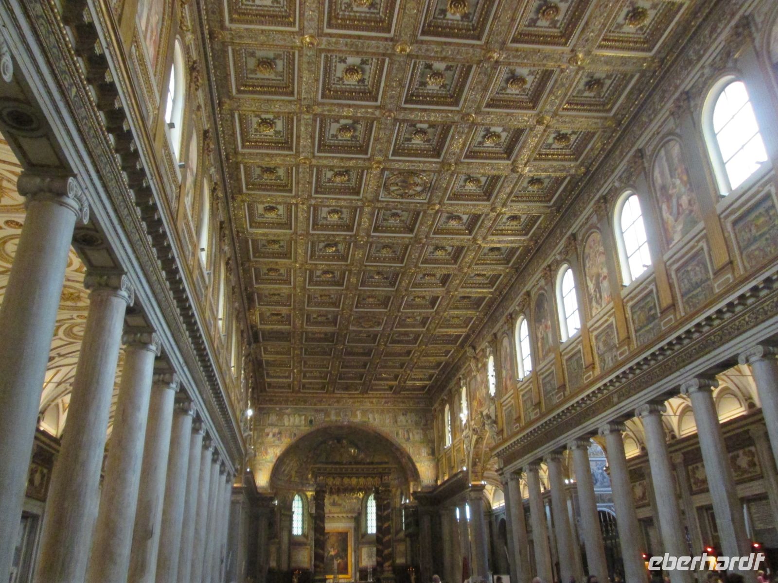 Santa Maria Maggiore: Inneres mit vergoldeter Holzkassettendecke