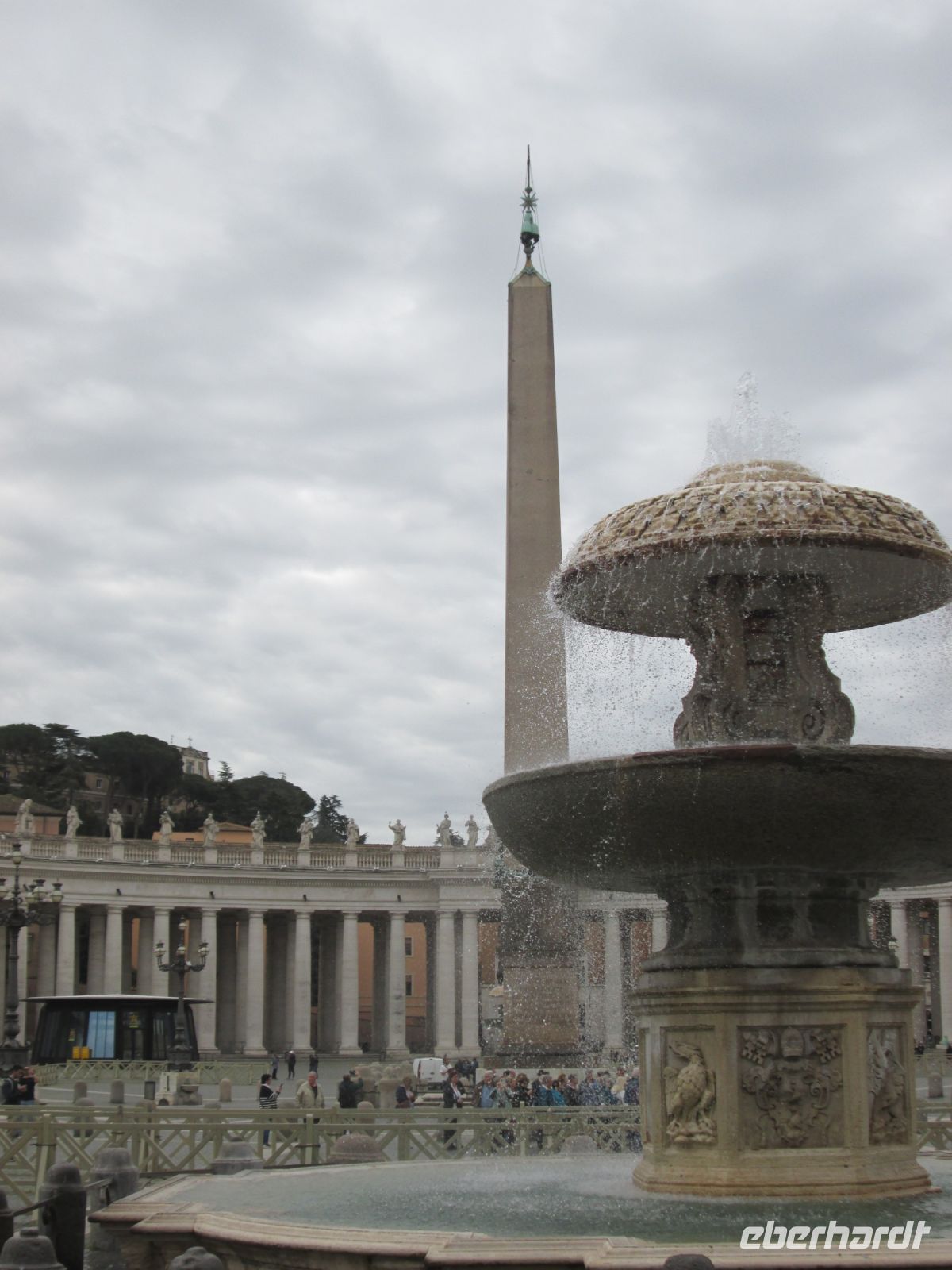 Petersplatz mit Brunnen , Obelisk und Gianicolo Hügel
