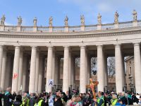 Rom. Pilger am Petersplatz