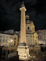 Rom. Trajanssäule bei Nacht