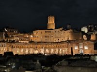 Rom. Trajansmärkte bei Nacht