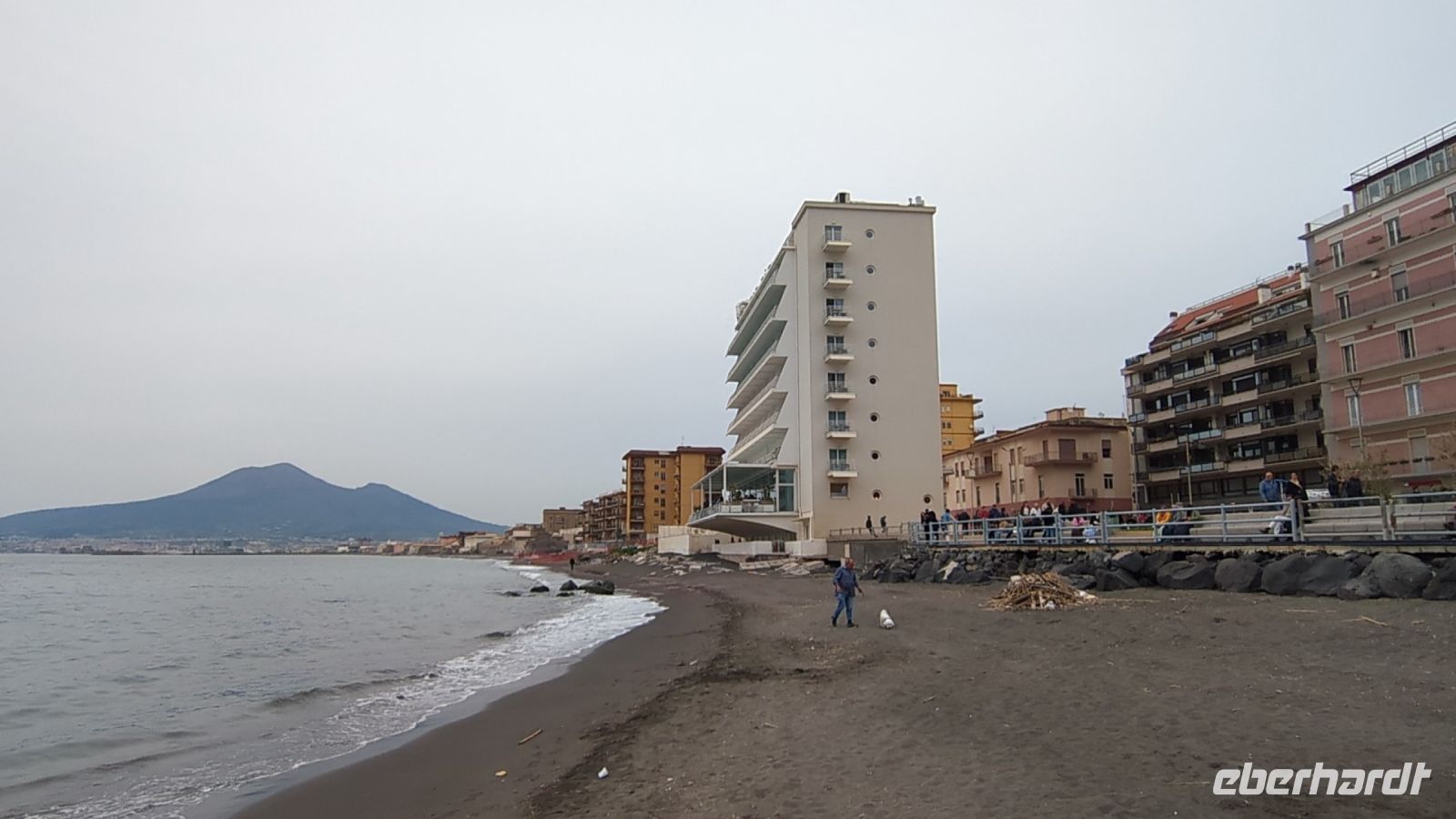 unser Hotel am Golf von Neapel, im Hintergrund der Vesuv