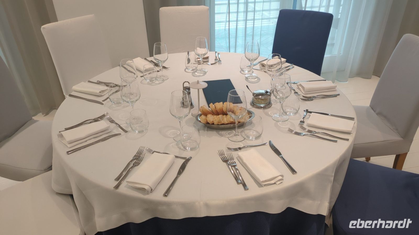 ein Tisch zum Abendessen eingedeckt