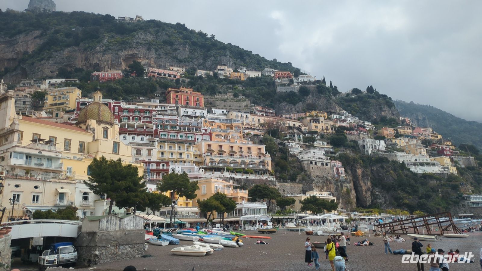 die Häuser sind wie Schwalbennester in den Hang gebaut