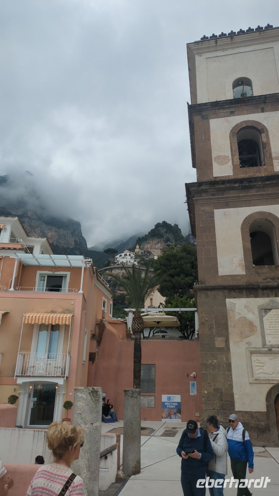 tief hängende Wolken in den Bergen oberhalb von Salerno