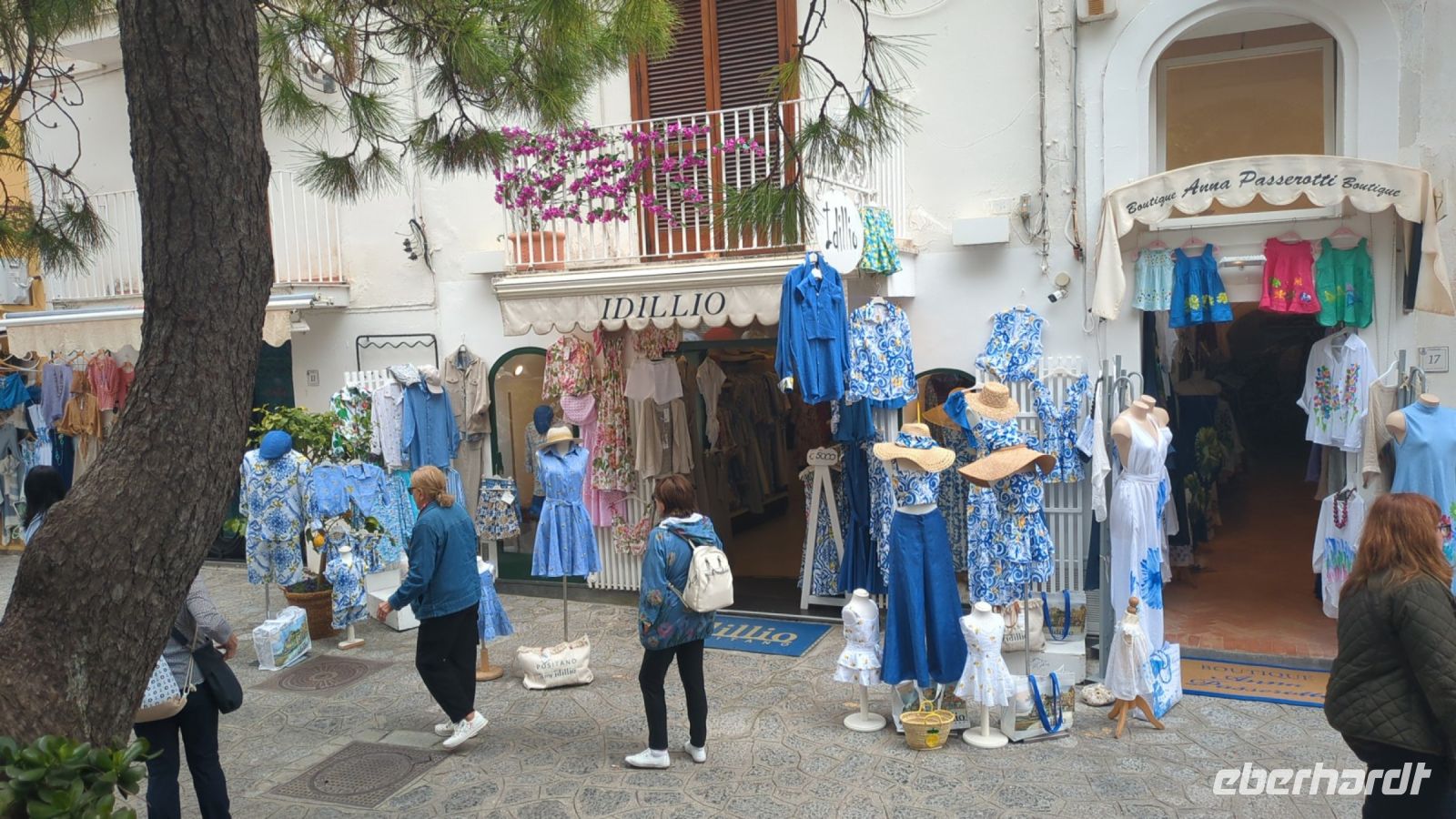 typische blaue Kleidung aus Salerno