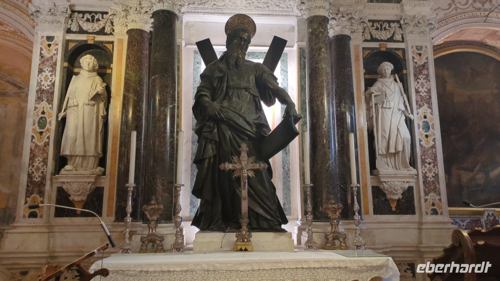 heiliger Andreas im Dom, im Rücken das Andreaskreutz