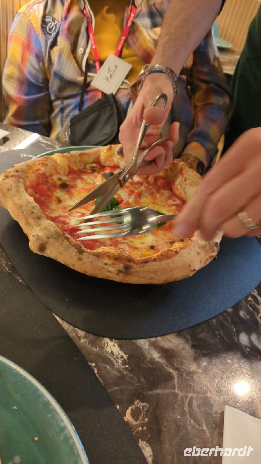 in unserer Pizzerria wurde Pizza mit Schere geschnitten