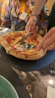in unserer Pizzerria wurde Pizza mit Schere geschnitten