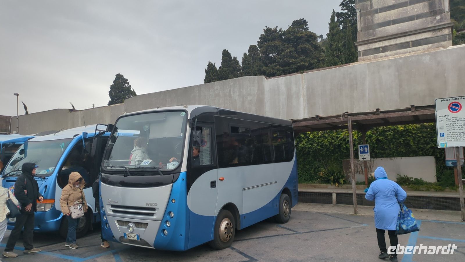 nur Kleinbusse kamen durch die engen Strassen