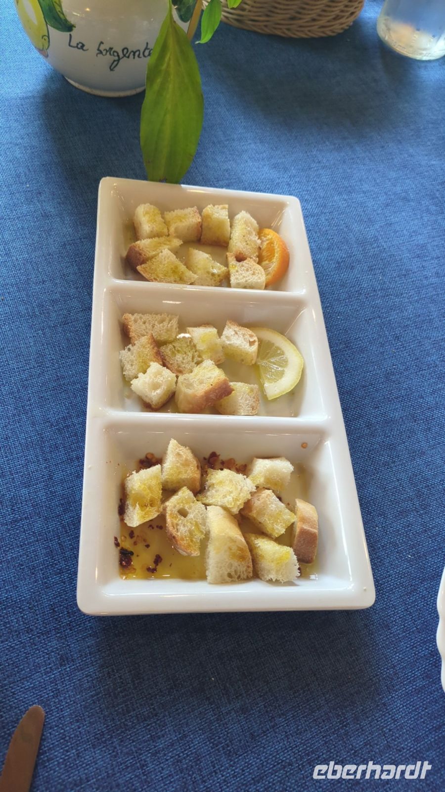 frisches Weißbrot mit verschieden Olivenöl, sehr lecker