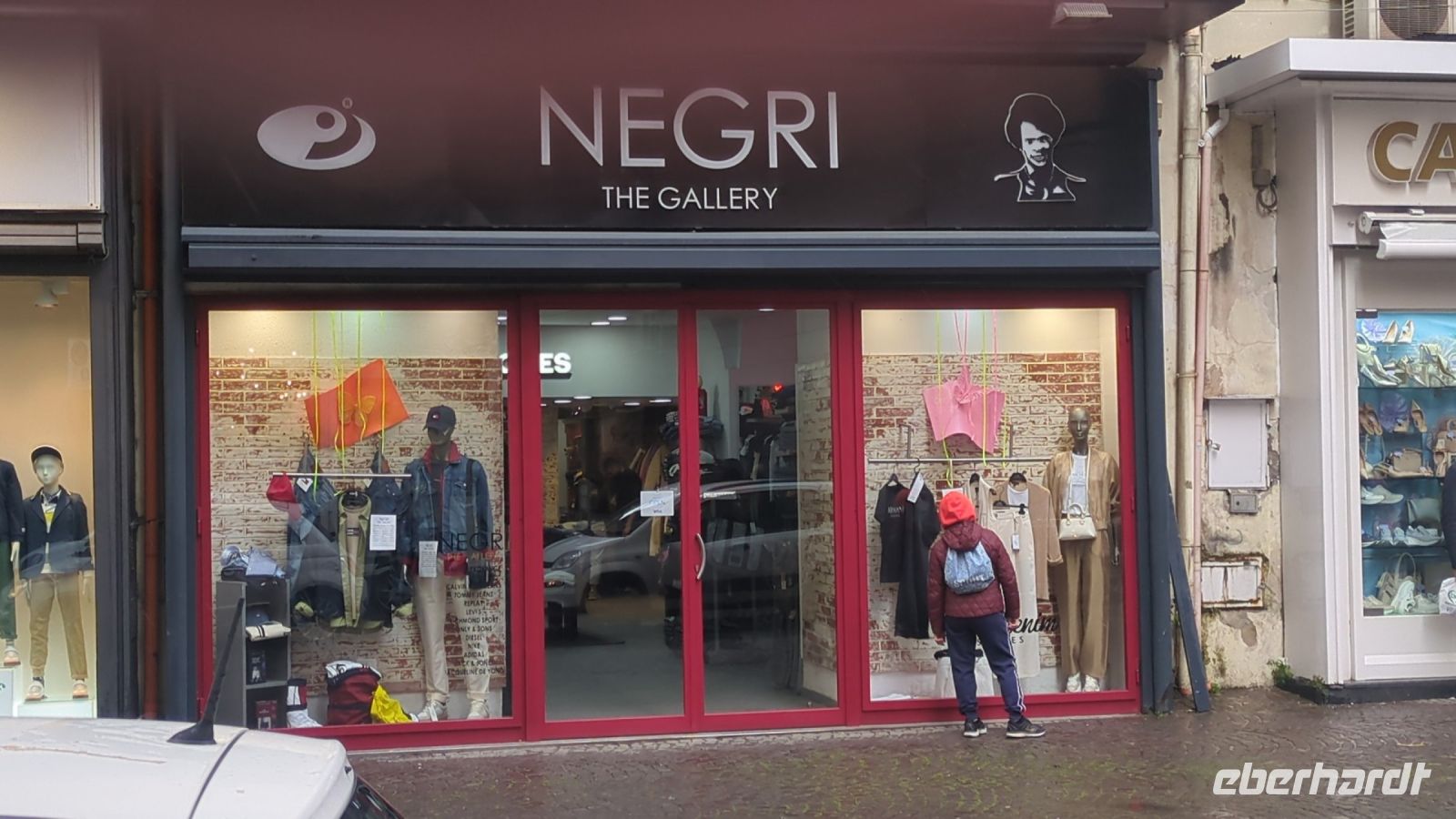 Viele preiswerte Modegeschäfte