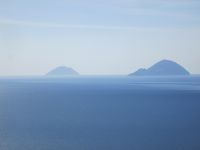 Blick von Lipari auf Alicudi und Filicudi