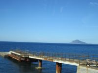 ehemalige Verladestation für Bimsstein in Acquacalda mit Panarea im Hintergrund