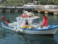 Fischer am Hafen in Vulcano