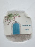 daneben das Hausschild