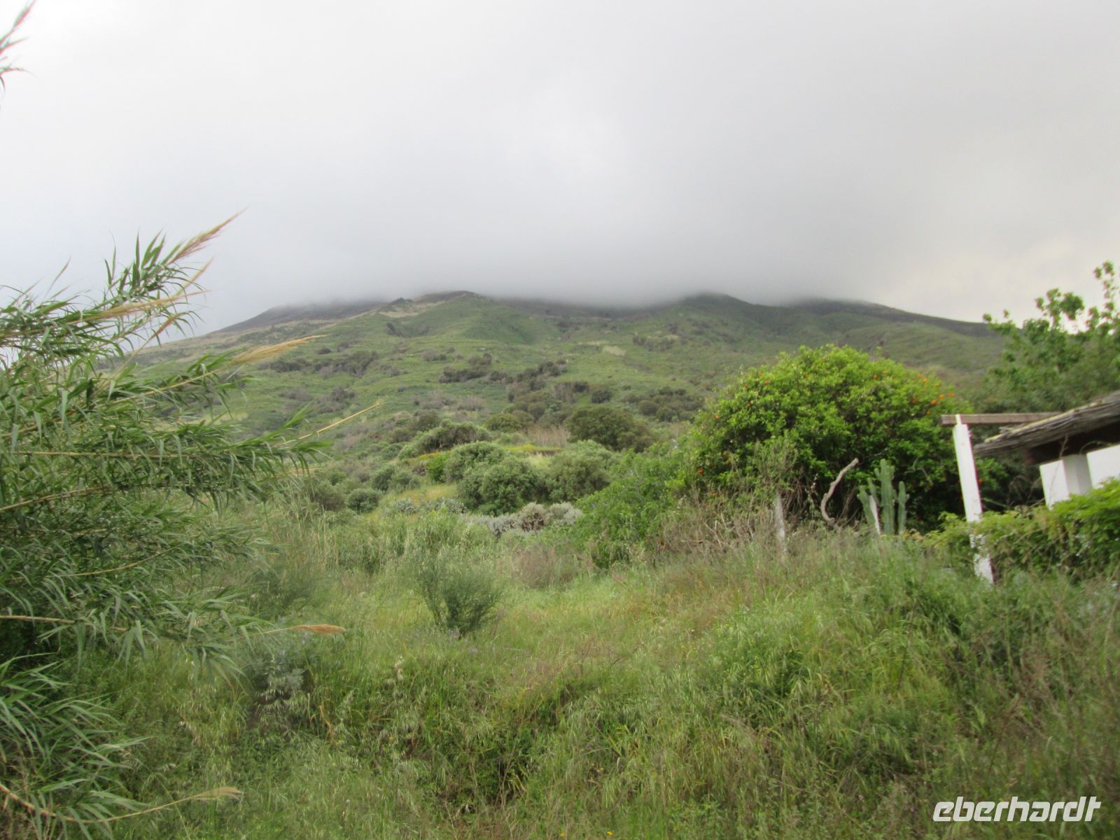 der Vulkan ist wolkenverhangen