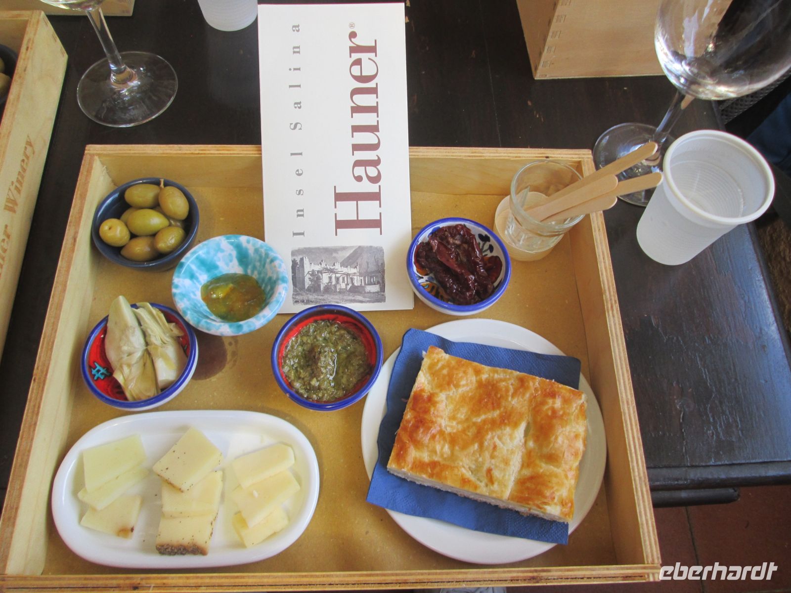 in der Weinkellerei Hauner gibt es zum Wein einen leckeren Imbiss