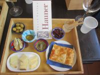 in der Weinkellerei Hauner gibt es zum Wein einen leckeren Imbiss