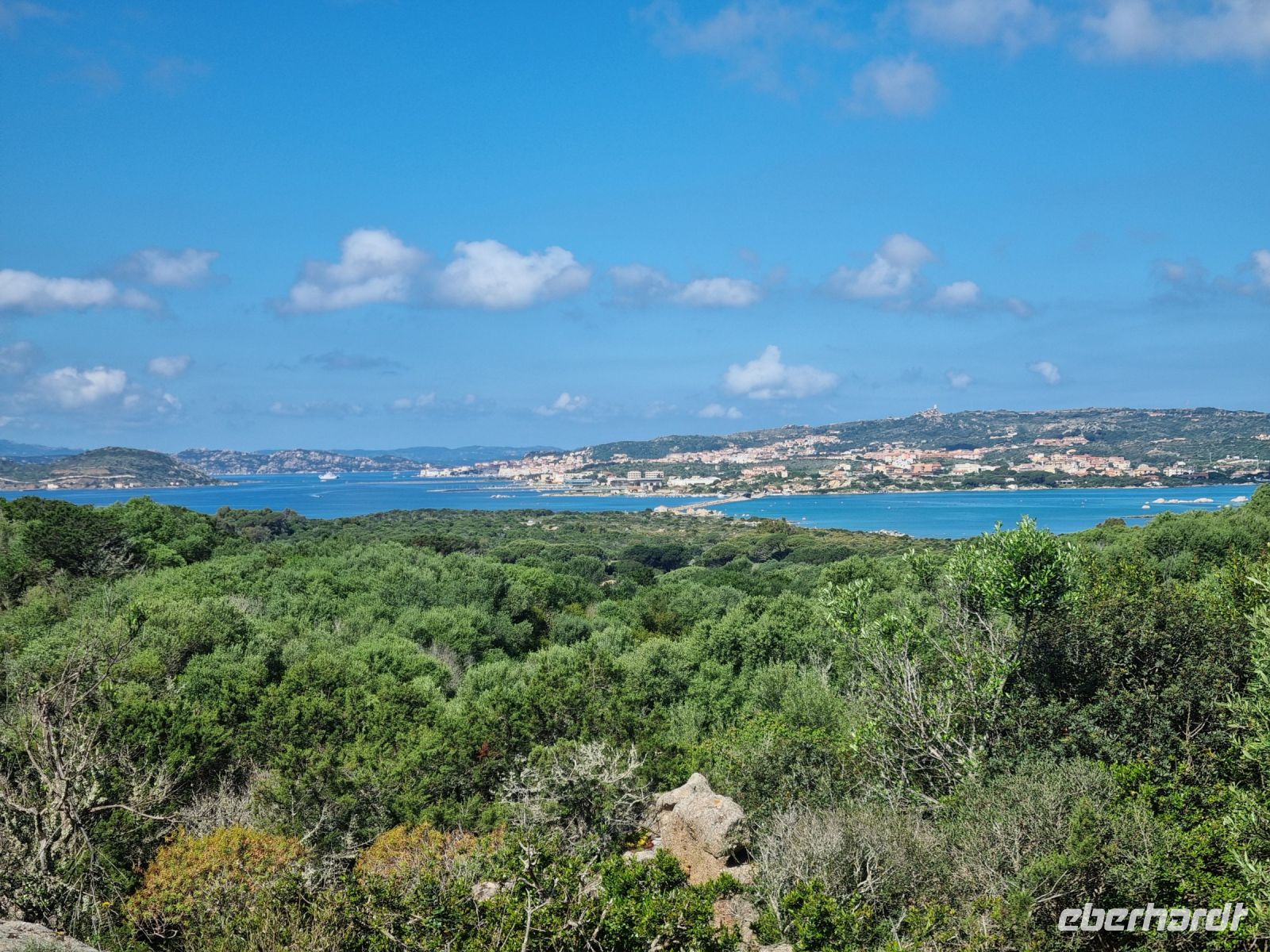 Blick von der Insel Caprera zur Insel La Maddalena 