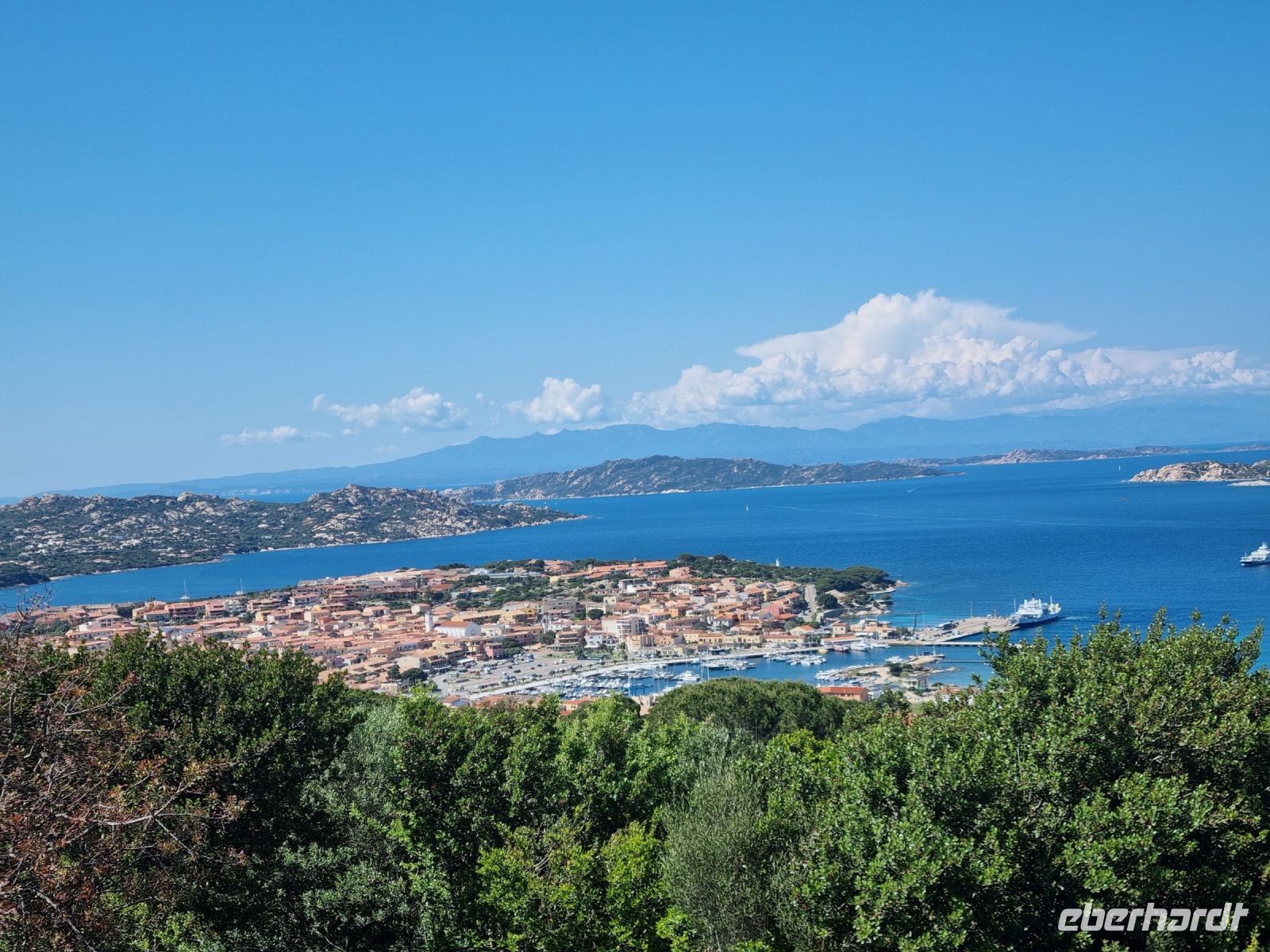 Palau mit Blick auf das Maddalena-Archipel 