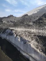 Über meterhohe Schneewände am Wegrand