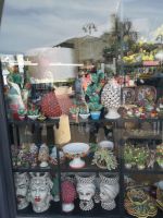 Blick durch einen  Schaufenster - für uns ein  Kitsch, für Sizilianer ein Muss