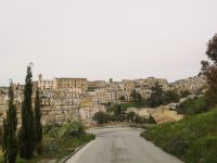 Piazza Armerina - eines von vielen Städchen, gelegen  wie die Krippen .....