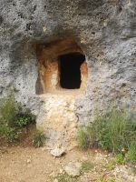 Das ist eine von den mehr als 5000 Grabhöhlen von Pantalica