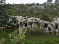 .... und noch einigen Nekropolen, eingebetet in den Stein